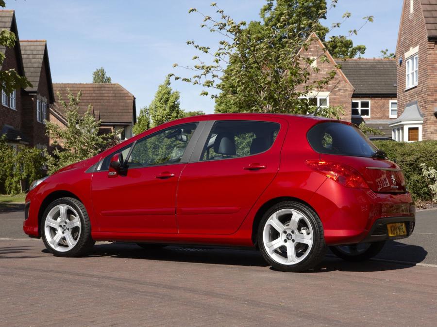 Peugeot 308 5-Door 2011 года  (UK) (фото 8 из 10)